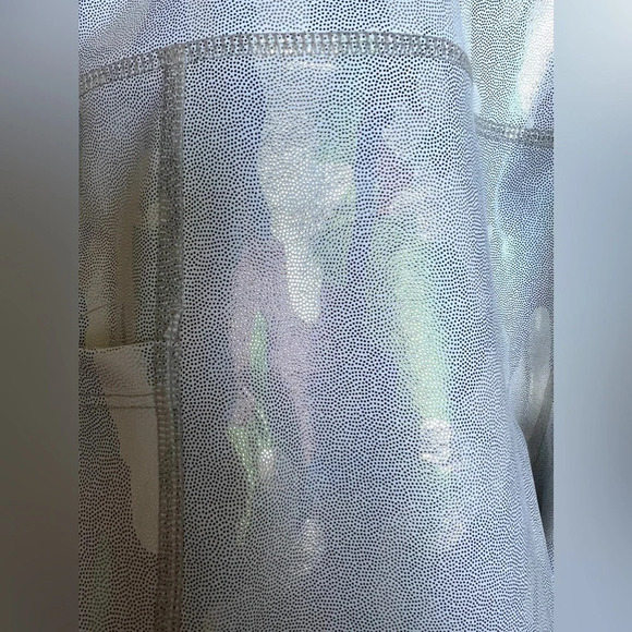 ZYIA Silver Camo Metallic holographic unicorn Hi-Rise crop
Leggings plus size 20 - Picture 9 of 12